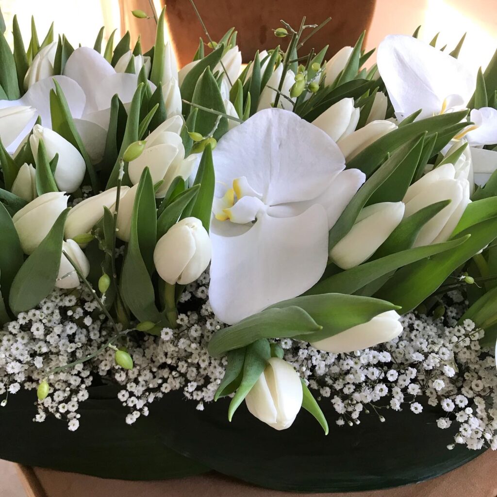 tabloovivant-afscheid-bloemstuk-wit met orchidee en tulp