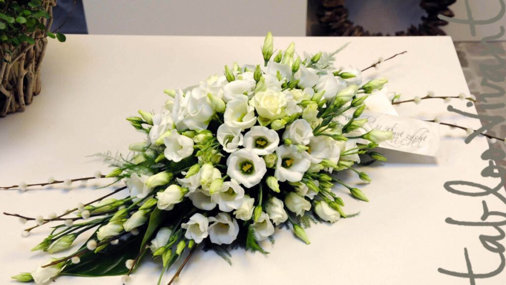 tabloovivant-afscheid-klassiek bloemstuk met witte lisianthus